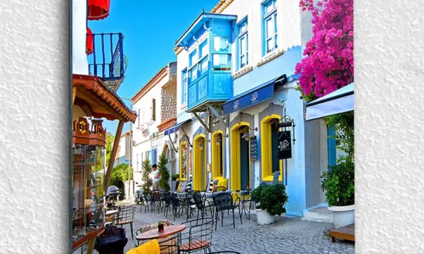 Alaçatı Sokaklarında Renkli Evler Temperli Cam Tablo