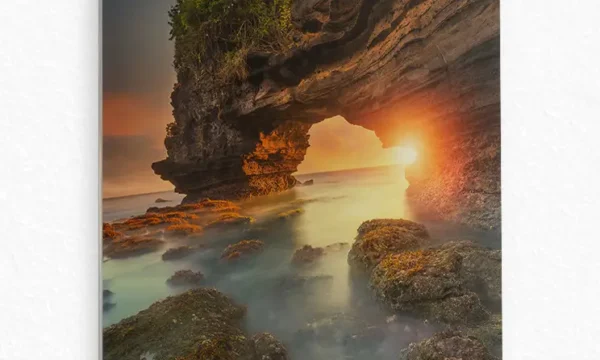 Kayalıklar Arasında Gün Batımı Manzarası Temperli Cam Tablo