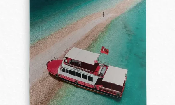 Kıyıya Yanaşmış Tekne ve Türk Bayrağı Temperli Cam Tablo